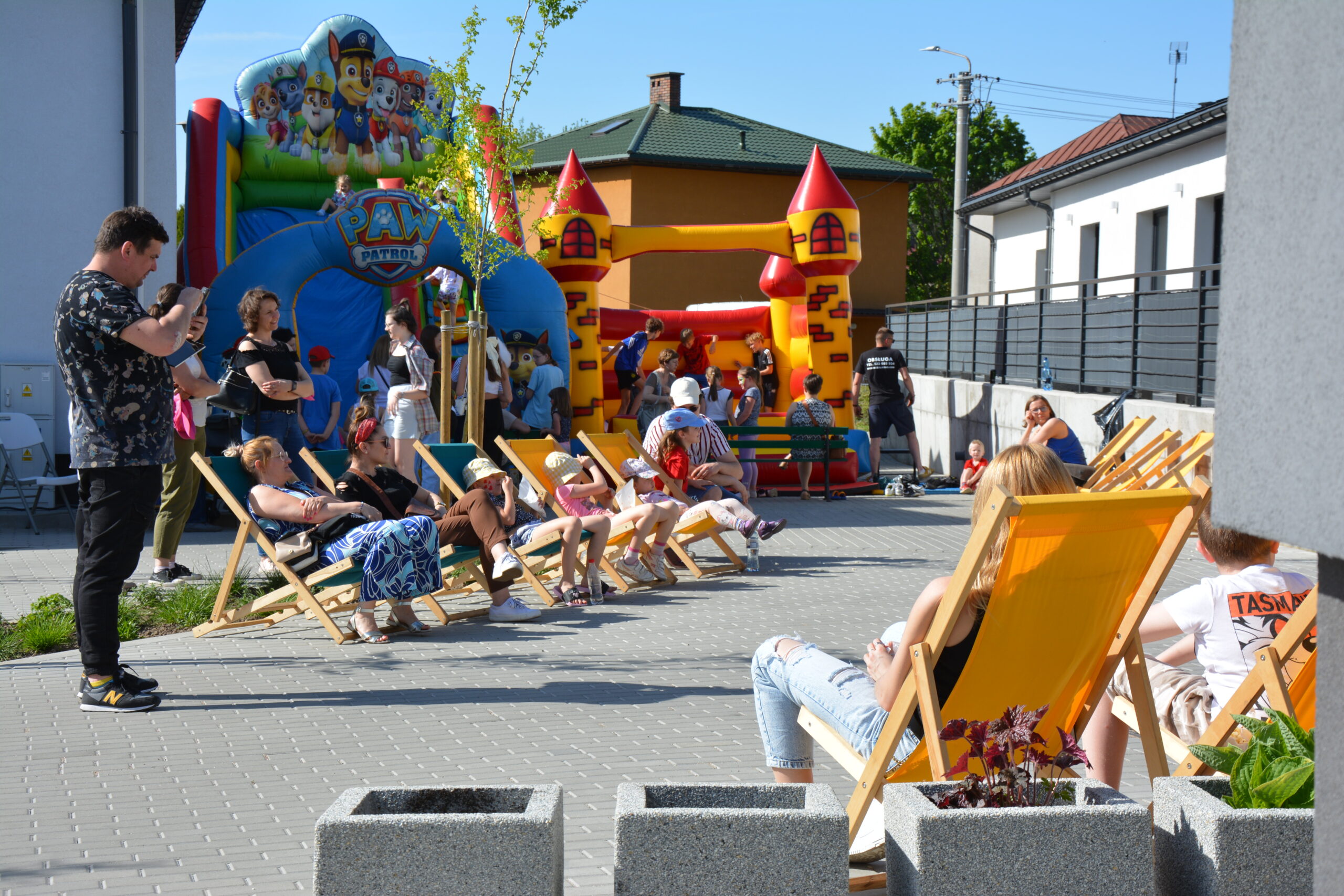przedstawia festyn majówkowy