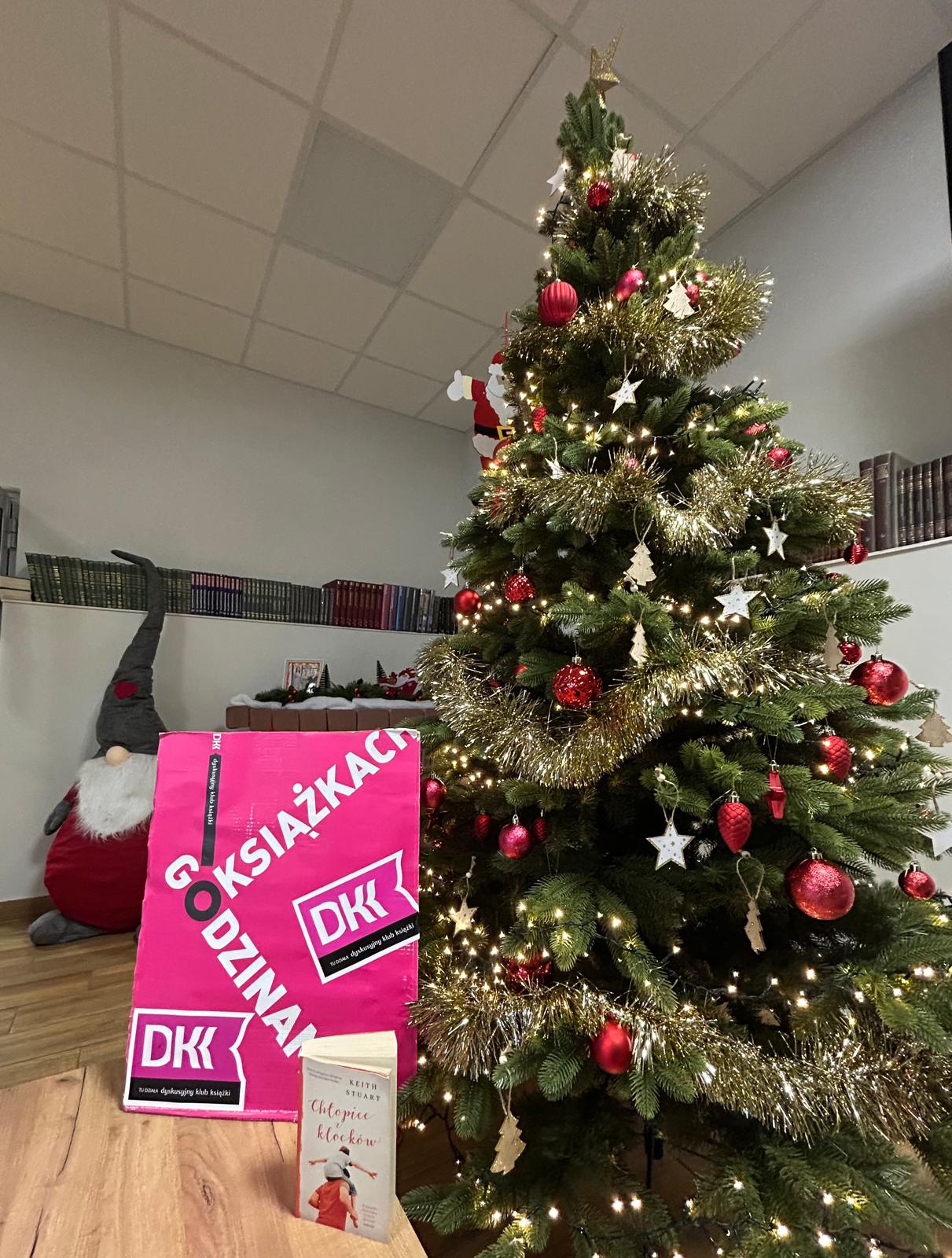 choinka, książka: "Chłopiec z klocków: logo Dyskusyjnego Klubu Książki